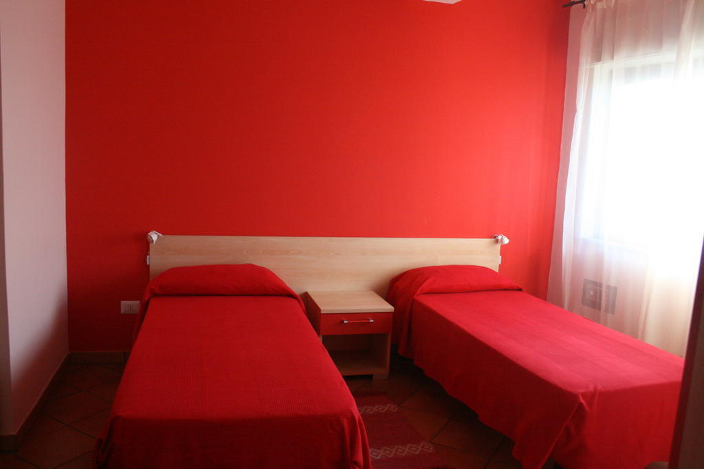 Splash'S Rooms Spadafora Quarto foto